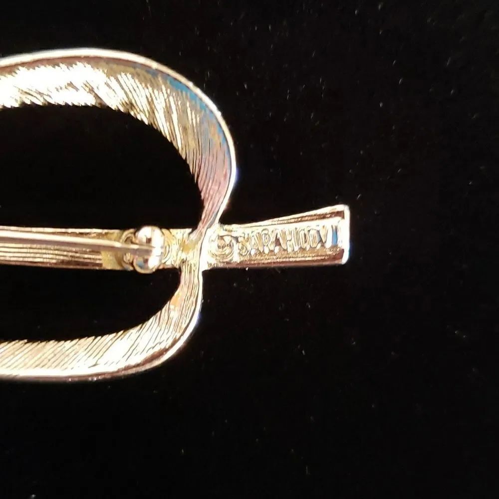Vintage Signed Sarah Coventry Goldtone Leaf Brooch and Clip Earrings Set - Picture 3 of 6